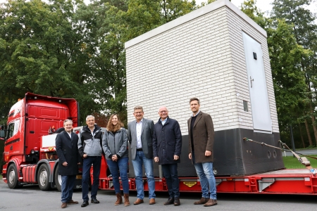 Bei der Aufstellung des Hauptverteilers (v.l.): Bürgermeister Michael Berens sowie Frank Bischoff und Melina Stipper von der Gemeindeverwaltung Hövelhof, Torsten Höpfner von der Deutschen Glasfaser, der stellvertretende Landrat des Kreises Paderborn, Hans-Bernd Janzen, und Björn Schmidt vom Kreis Paderborn